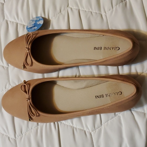 Women’s Gianni Bini flats - Picture 1 of 3